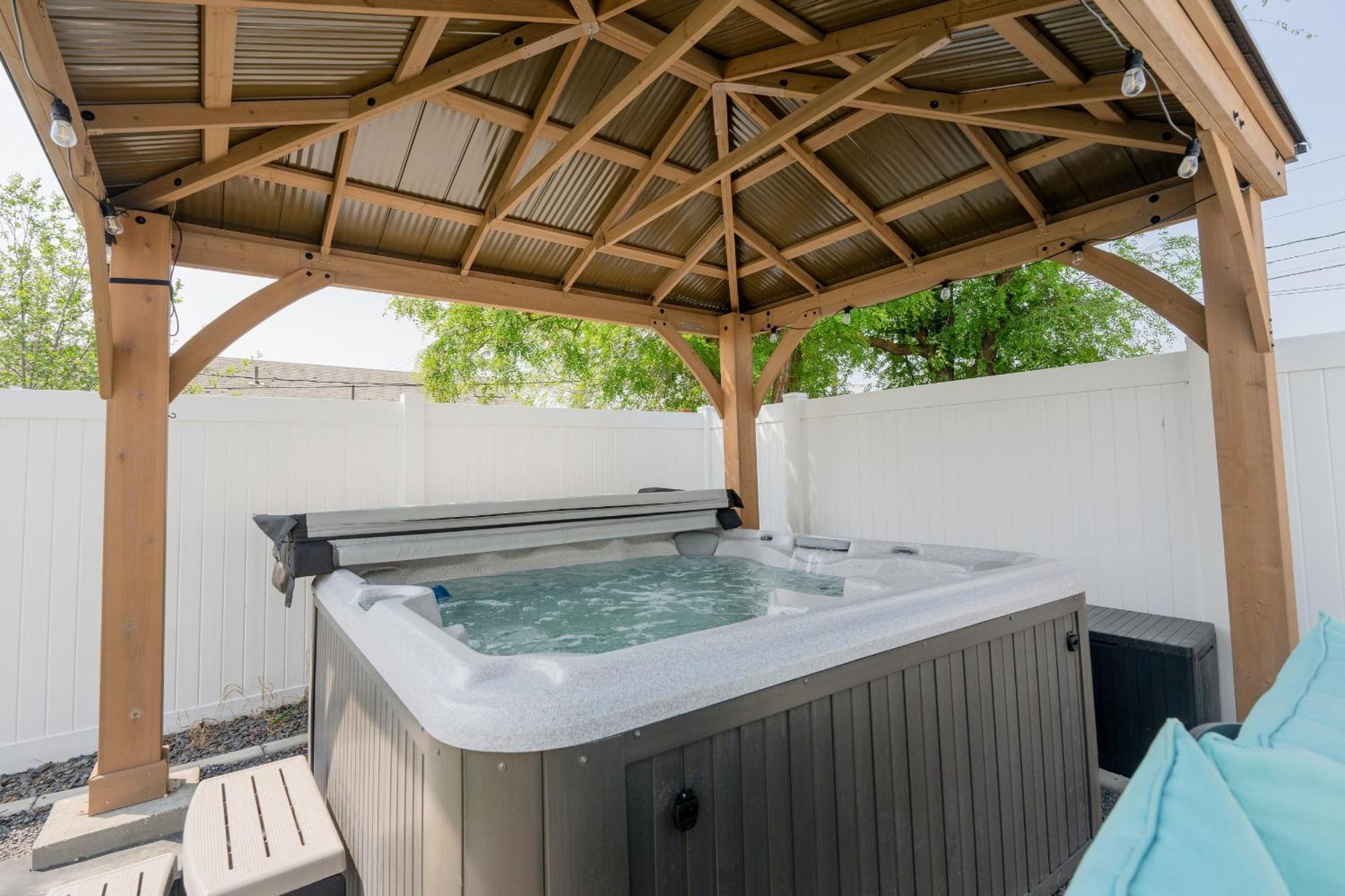 Updated Family Friendly Hillyard Gem New Hot Tub! Villa Spokane Buitenkant foto